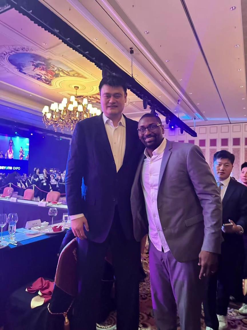 阿泰斯特曬與姚明合照：這是我最喜歡的隊(duì)友 姚??！