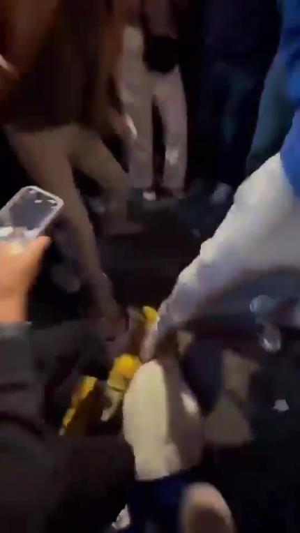 驚！尼克斯大勝步行者后，哈利伯頓遭主場球迷群毆