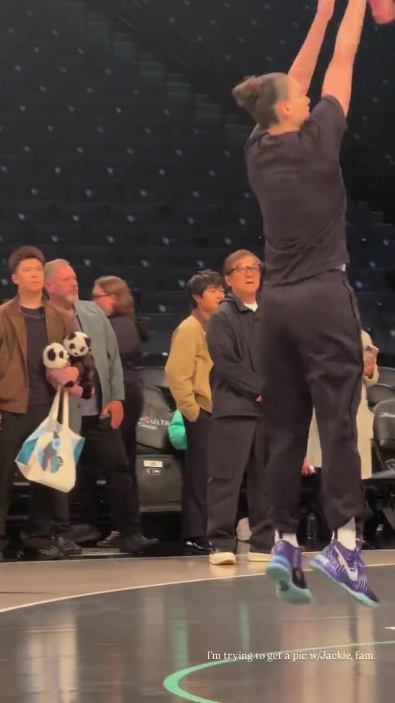 71歲成龍現(xiàn)身巴克萊中心看女籃比賽：她們投籃怎么那么準?。?！