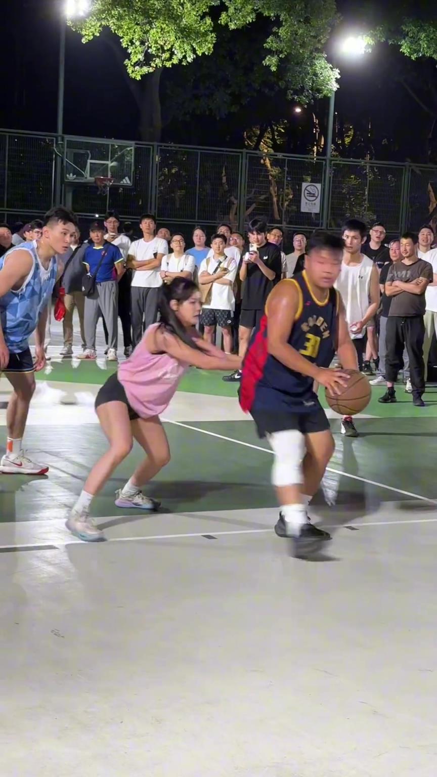 這哥們看見防自己的是女生，一個勁背打，球也不傳了